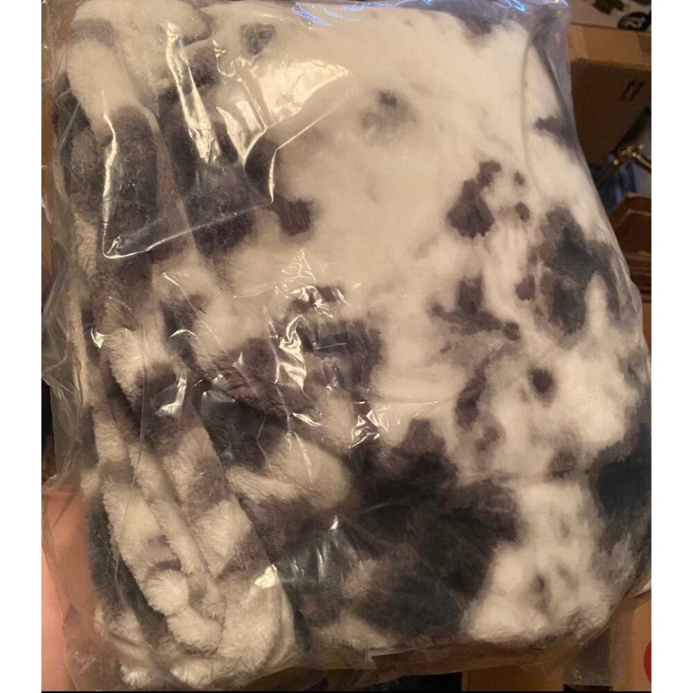 Oversized Black & White Tie-Dye Throw Blanket